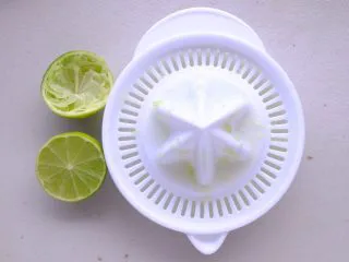 秘制异国风味鸡胸肉腌料&绝佳搭配 （减肥必备）,然后用榨汁器压榨半个青柠的汁水 酸爽