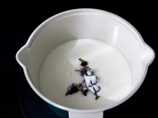 蓝蝴蝶奶冻西米露,现在来做奶冻，锅中倒入牛奶和白糖，加入白凉粉。