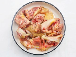 山药香菇玉米土鸡汤,鸡肉洗净剁成块。