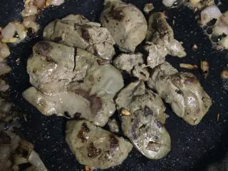 创意鹅肝甜点,加入提前用牛奶浸泡过的鹅肝,大火煎至两面焦黄