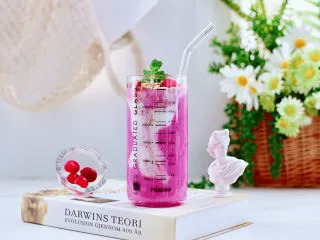 火龙果蔓越莓麦片酸奶昔,我家宝宝超级喜欢，一次一杯不够喝。