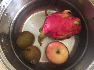 夏日果味酵素饮品,泡水洗净