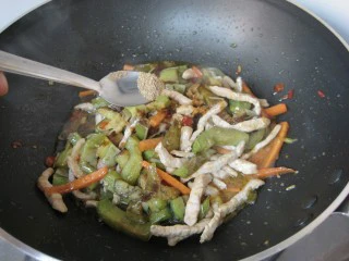 三丝茄子：香辣过瘾的潇湘风味下饭菜,再加点花椒粉调味。