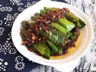 超级下饭菜 油焖尖椒,油焖尖椒香辣适宜，和米饭是绝配，超级完美的下饭菜~
