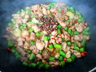 四川+双椒兔,放入花椒爆香。