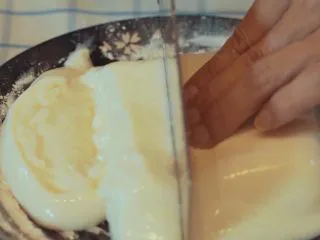 酥皮流心炸牛奶,岭南风味,把奶冻切成条状