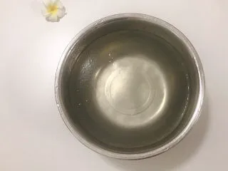 夏日冰爽甜品--红糖冰粉,将清水煮沸，倒入冰粉粉，不停搅拌至完全溶解，放置冷却即成冰粉，放冰箱冷藏。