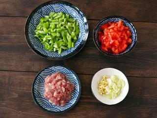 超下饭之红三剁,食材分别改刀待用。