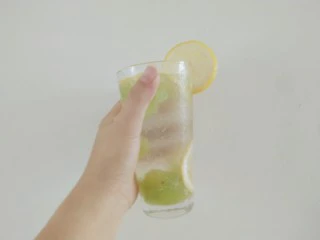 青提柠檬气泡水—夏天的快乐,最后倒入雪碧或者其他类型气泡水就完成啦，可以加一些冰块，倒入雪碧后放5－10分钟再喝会比较好，青提的调味和柠檬的酸味混合特别过瘾