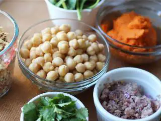 风味鹰嘴豆甜土豆汉堡,鹰嘴豆 洗净沥干。香菜，菠菜 ，红洋葱 切碎。大蒜瓣 切碎。将切好的洋葱丁在锅中加入少许油翻炒出香味，洋葱变透明。