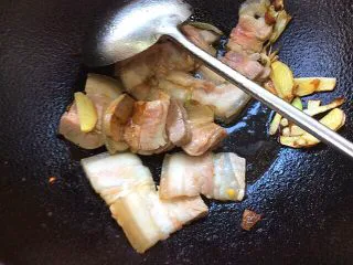 辣子蒜苗回锅肉,下五花肉，小火煸炒出油