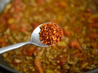 茄汁酸辣土豆片,再调入一勺辣椒面