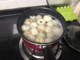 荔枝罐头➕ 玉雪肌肤罩绛纱,转小火,再煮5到10分钟,关火