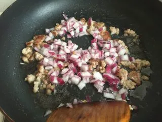 超级下饭的豆角焖饭，爱吃面食的北方人不容错过,加洋葱，爆香