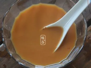 糖醋脆皮豆腐,碗内的调料搅拌均匀后备用；