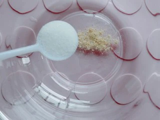 特色小吃米豆腐,适量盐