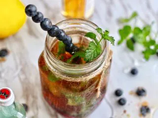 蓝莓Mojito鸡尾酒,插入蓝莓，两枝薄荷就行啦！