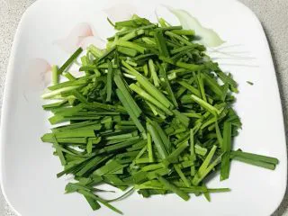 家常小炒韭菜香干,准备好的韭菜段。