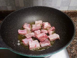 四季豆烧排骨,放入排骨煸炒一会儿，煸干水份。