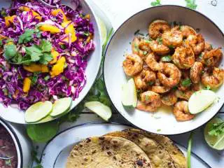 加勒比海风味鲜虾玉米卷,将15cm玉米片 在平底锅烘烤至微焦，将虾仁，古巴黑豆