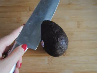 牛油果酸奶昔,牛油果挑选发黑的硬身的才是熟的