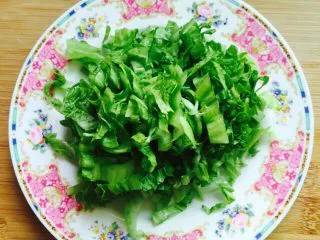 温州风味美食～炒芥菜饭,芥菜清洗干净切丝备用如图所示