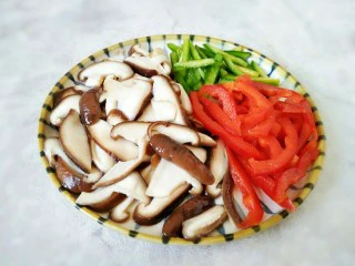 #猪年#五花肉炒香菇,青红椒切丝备用，香菇捞出拔凉控水备用
