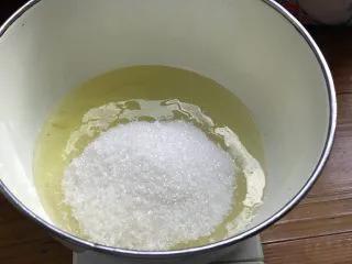 法式传统甜点:蛋白糖/Meringue,将需要的糖量放入蛋清中