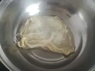 家乡小吃——姜汁红糖豆花,烧一点开水浸泡一下滤网去除异味