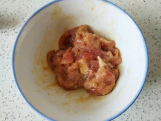 西红柿西葫芦炒肉片,加入一勺生抽一勺料酒适量淀粉搅拌均匀，放置一会儿