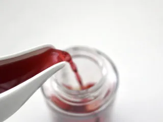 草莓蔓越莓气泡饮,倒入蔓越莓果汁。