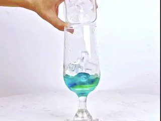 微醺解暑不易醉，一支细腻的饮品，比香槟还好喝！,倒入适量冰块