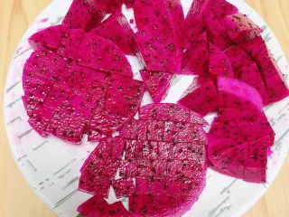 梦幻火龙果酸奶杯,将火龙果大部分切大块儿，一片切小丁待用。