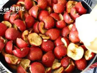 山楂之恋在秋季,经典小吃都在这了~,将山楂倒入沙锅内,加入100g冰糖和200g水。