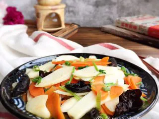 素炒山药 春的山药 清脆又爽口,完成。