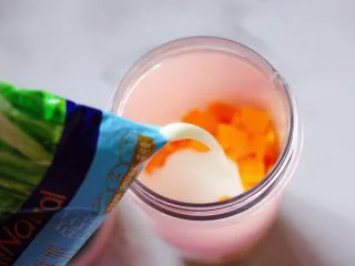 芒果苹果奶昔,倒入酸奶，我用了150克。