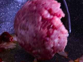 下饭菜芹菜炒肉末,再放入多好的肉末,翻炒至颜色变白。