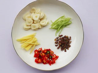 低脂爽脆开胃下饭的腌黄瓜条,大蒜切瓣，姜切丝，小米辣切断，香菜只留根茎。