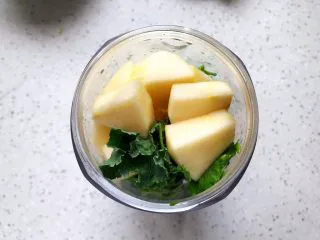 羽衣甘蓝芝麻菜苹果汁,将羽衣甘蓝,芝麻菜,苹果放入榨汁机杯内