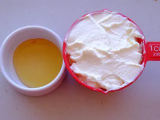 秘制异国风味鸡胸肉腌料&绝佳搭配 （减肥必备）,准备希腊酸奶一杯 和蜂蜜少许 希腊酸奶最好不要用别的稀的酸奶来代替哦 