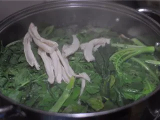 超级爽口的开胃萝卜干,烧开一锅水,将萝卜条放在开水锅里汆烫一两分钟(我为了节省,同时还汆烫了一些萝卜菜叶子)