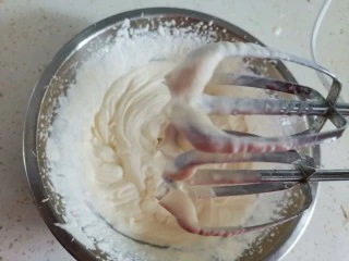 蔓越莓冰激凌,提起打蛋器,淡奶油能够挂在打蛋器上面不滴落