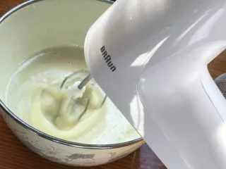 法式传统甜点:蛋白糖/Meringue,糖融之后就用打蛋器, 开始从低到中速度打