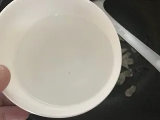 潮汕甜点简单做,反沙芋头,倒入半碗清水。