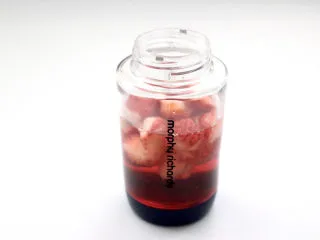草莓蔓越莓气泡饮,加入适量纯净水。