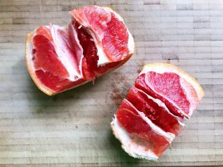 蜂蜜荔枝西柚汁,就像这个样子,这样子剥起来比较容易