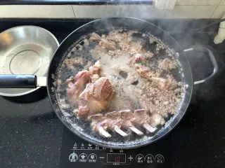 河南小吃-羊肉烩面,3、大火烧开煮出血沫。