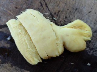 秘制红烧牛肉,姜去皮用刀拍碎