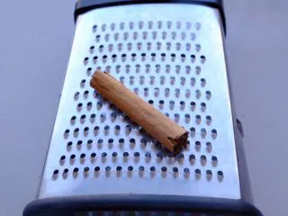 秘制异国风味鸡胸肉腌料&绝佳搭配 （减肥必备）,先取出肉桂条 用擦板擦成粉 如果有磨好的肉桂粉那就更好啦