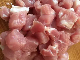 简易版陕西小吃烩麻食,醒面的时间来做配菜,肉切丁